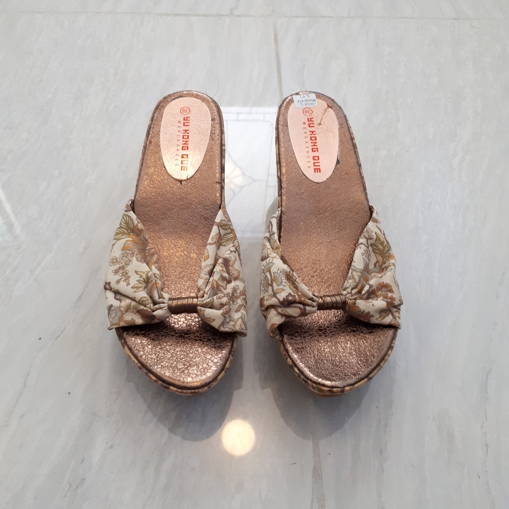 NWT Cute floral wedges